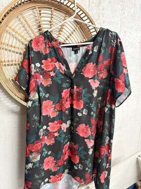 Torrid Black Rose Floral Georgette Short Sleeve Hi-Low Tunic Blouse Size 3
